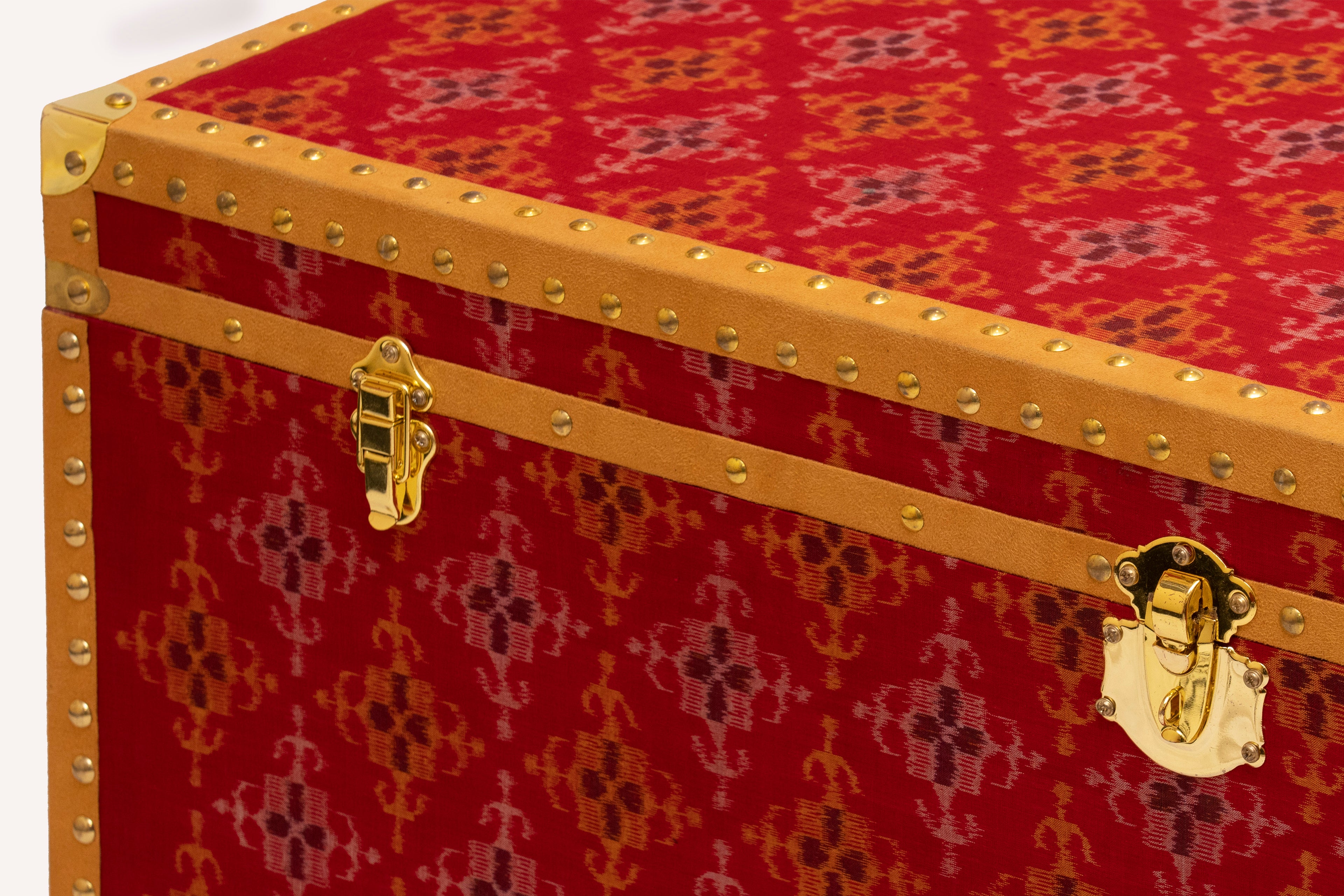 TRIBAL CHAUSAR TRUNK